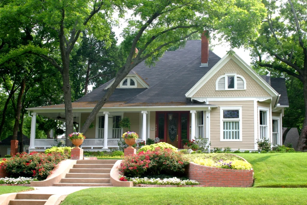 home with a nicely landscaped yard in Florence, KY